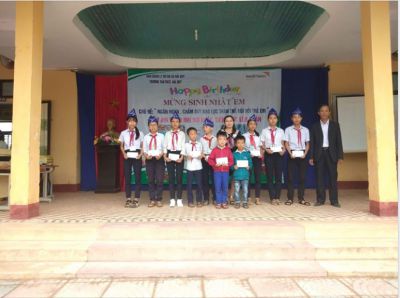 Award scholarships to poor students overcoming difficulties at Hai Quy Secondary school, Quang Tri province